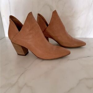 Officine Creative ankle boots. Camel colored leather. Size 39.